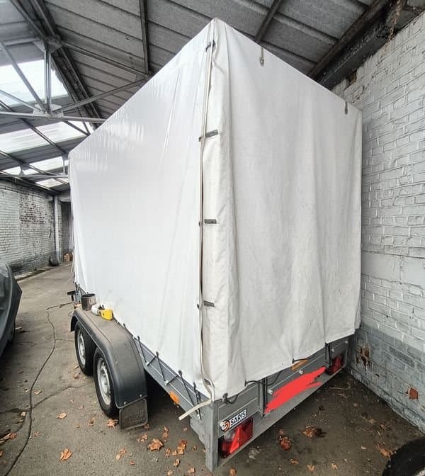 Remorque double essieux freinée 2700 kg bâche haute – Excellent état